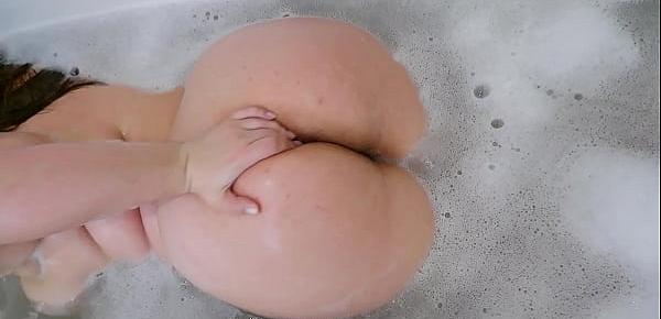  Big booty milf takes bath and pussy masturbation